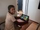 Una niÃ±a accede a herramientas digitales en un aula del sur de Madagascar.